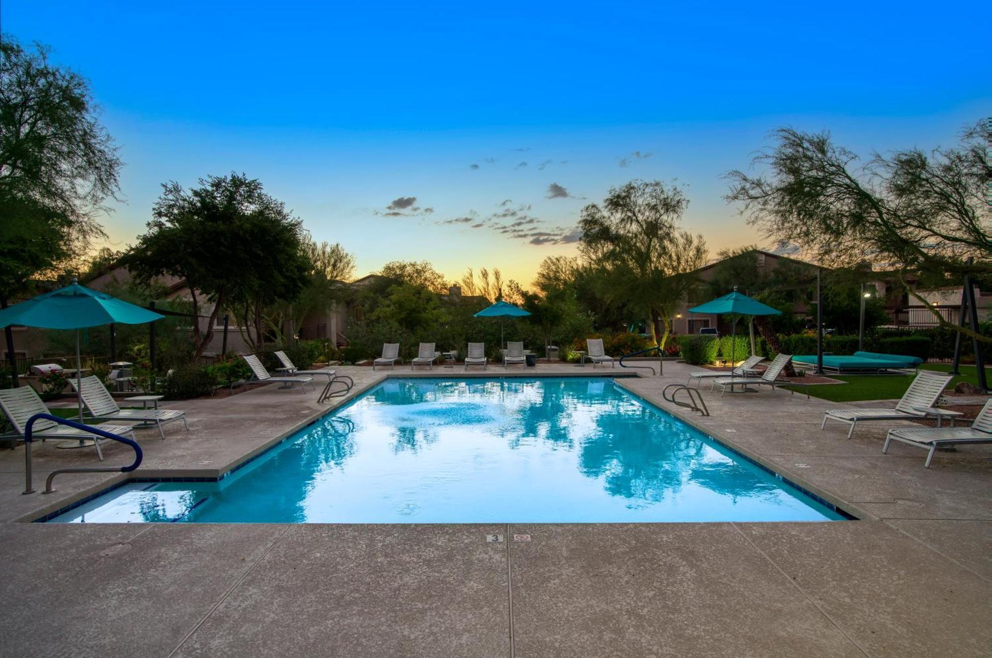 Modern 2-br Near Kierland Commons Apartment