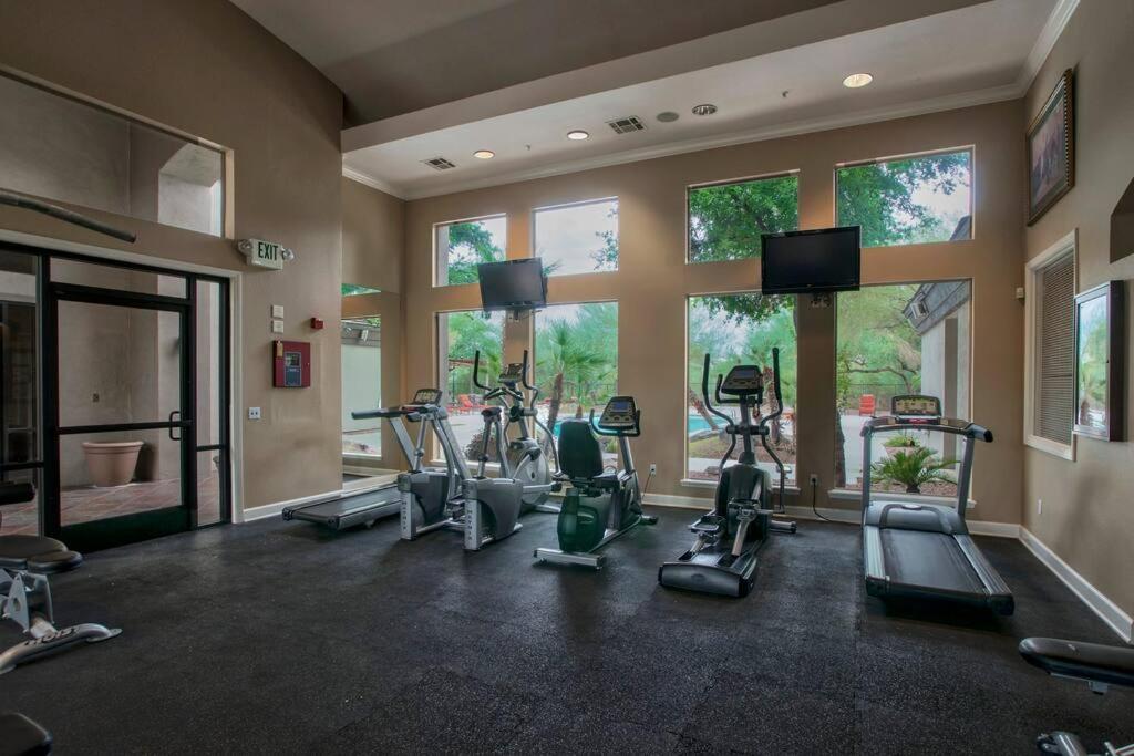 Modern 2-br Near Kierland Commons