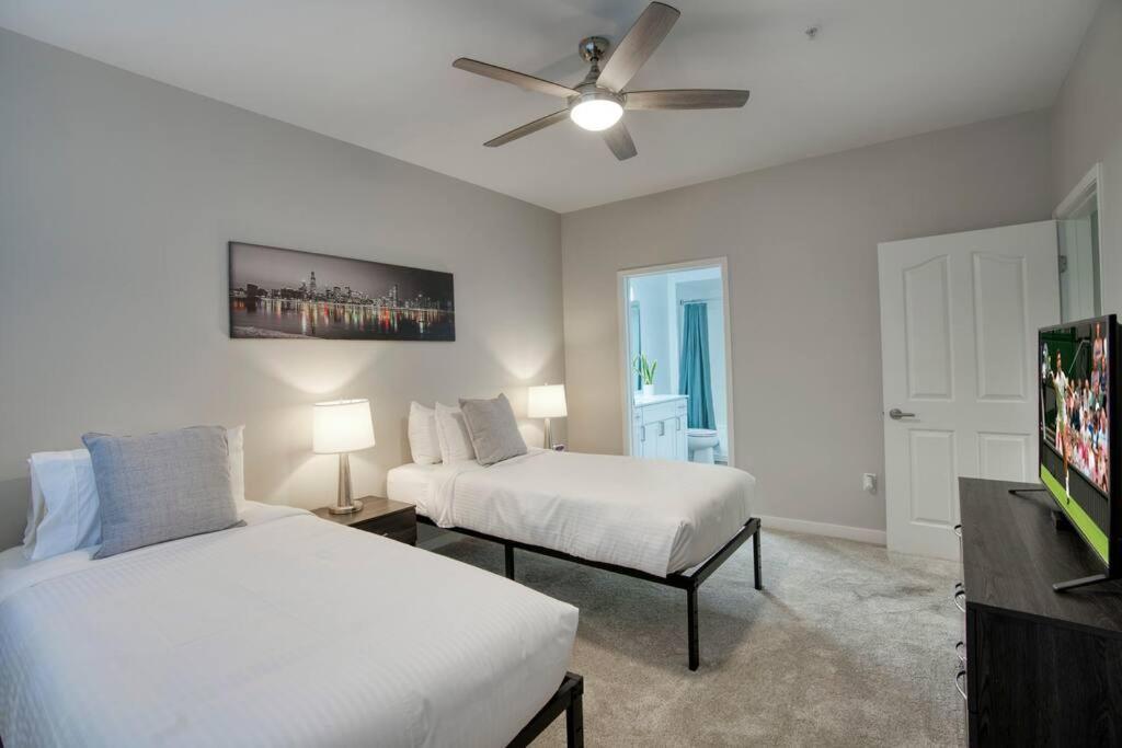 Modern 2-br Near Kierland Commons Apartment