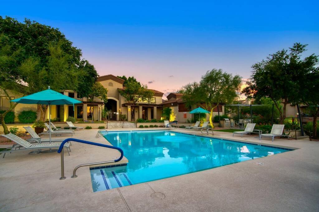 Modern 2-br Near Kierland Commons Apartment *