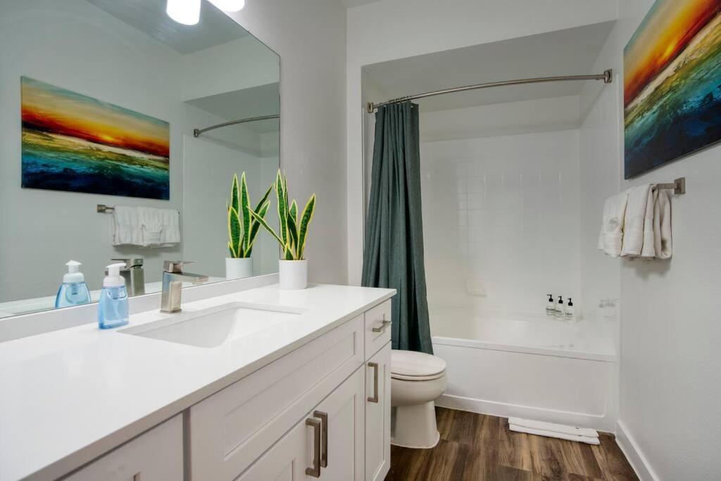 Modern 2-br Near Kierland Commons Apartment