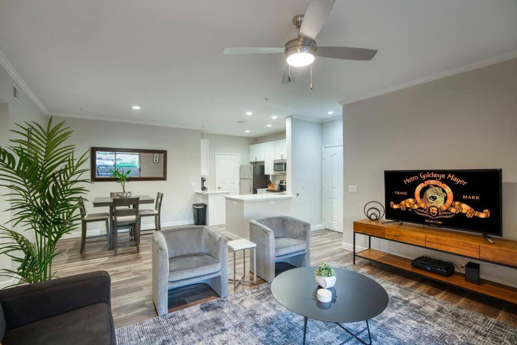 Modern 2-br Near Kierland Commons *