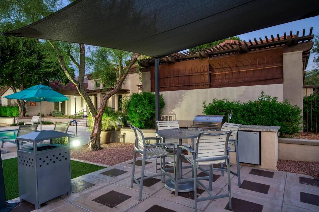Modern 2-br Near Kierland Commons Apartment *