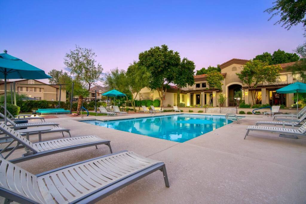 Modern 2-br Near Kierland Commons