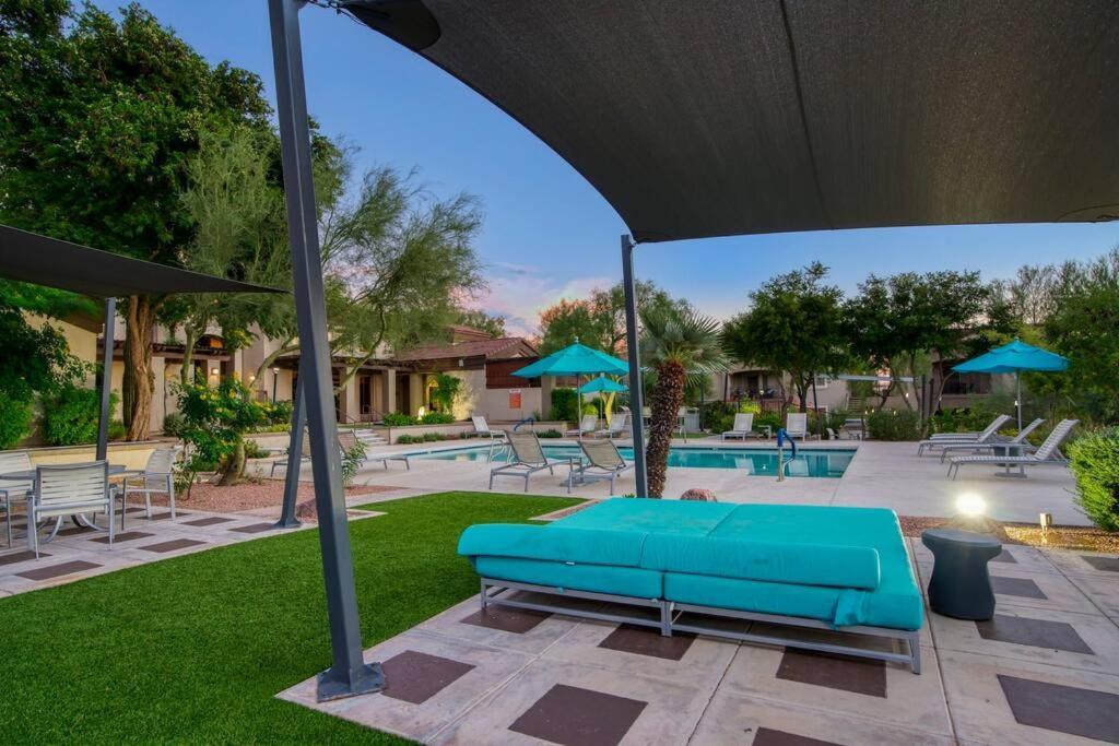 Modern 2-br Near Kierland Commons Apartment *